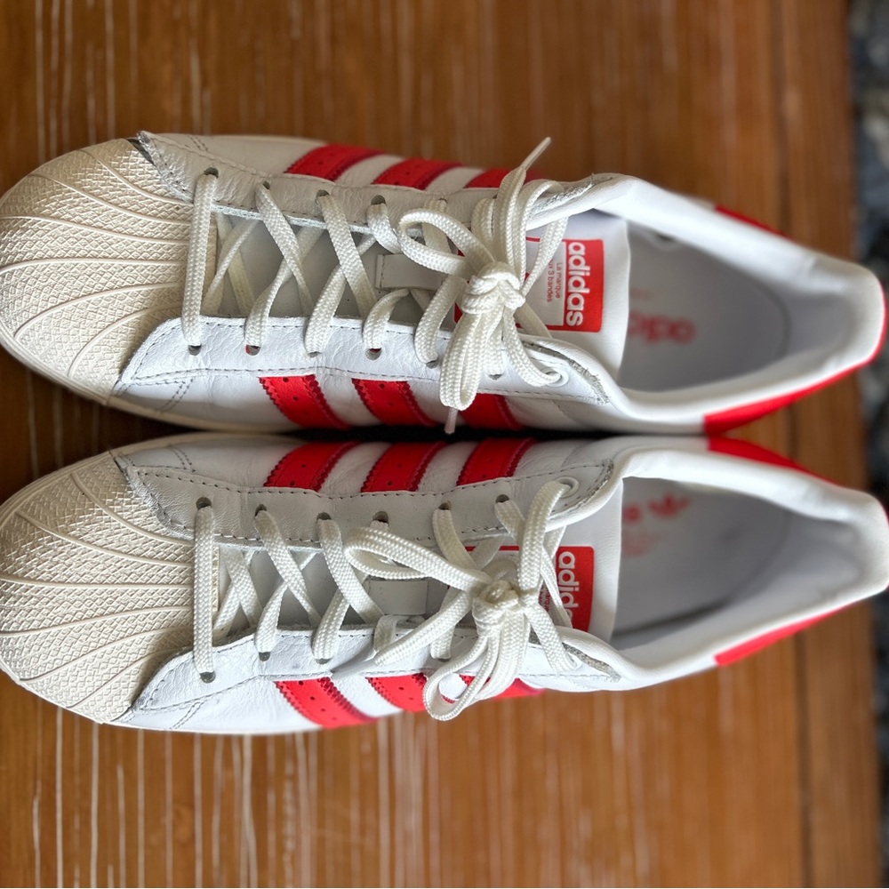 ICONIC ADIDAS SUPERSTAR SHOES WITH 3-STRIPES - Size 10